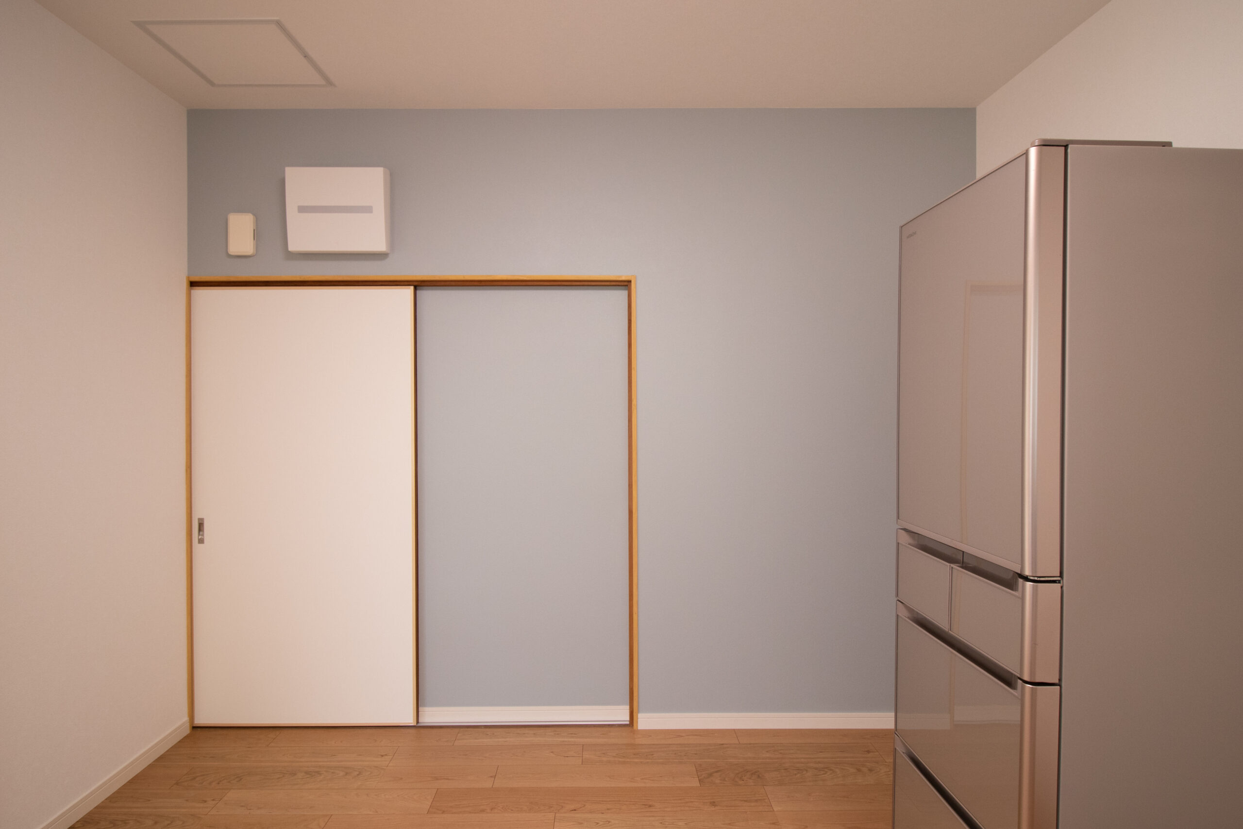LIXILのI型キッチン『アレスタ』とサンゲツの機能性壁紙『リザーブ』で、シンプルな暮らしを実現！／佐賀市本庄 戸建