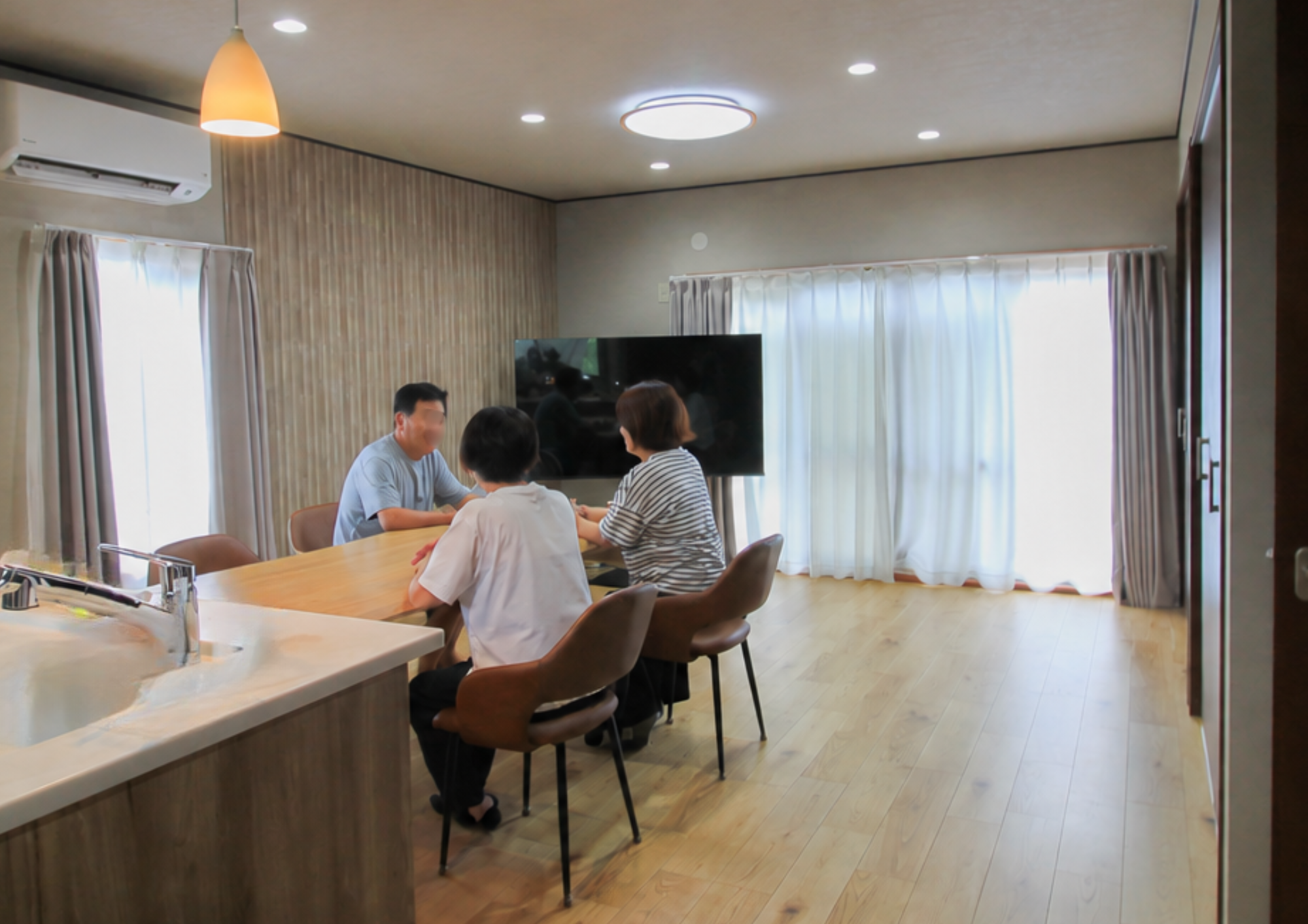 和室から洋室へ。壁を取り払って生まれた、光と家族が繋がるLDK/佐賀市 戸建